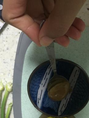 在碗里取2勺麻酱