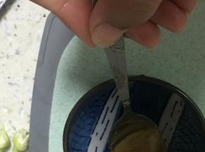 在碗里取2勺麻酱