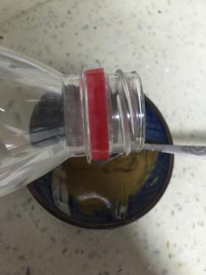 将凉水倒入麻酱中大约1：1的比例