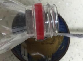 将凉水倒入麻酱中大约1：1的比例