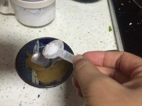 加入适量盐，用勺子搅拌均匀