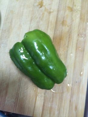 青椒清洗干净切成丝状