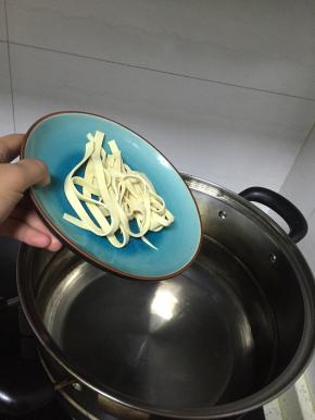 锅里加入少量水，烧开，倒入豆腐皮，煮2-3分钟