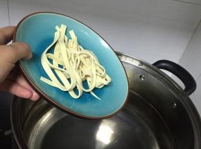 锅里加入少量水，烧开，倒入豆腐皮，煮2-3分钟