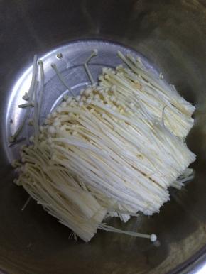 把金针菇清洗干净，放入盆中。