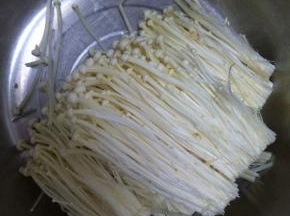 把金针菇清洗干净，放入盆中。