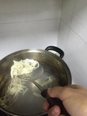 煮好的豆腐皮捞出，水分沥干