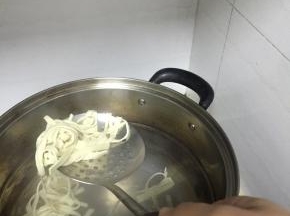 煮好的豆腐皮捞出，水分沥干