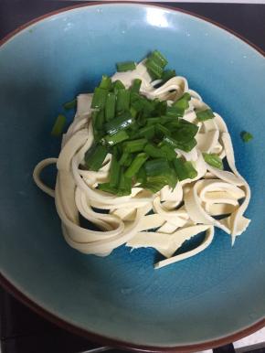 将小葱放在豆腐皮上