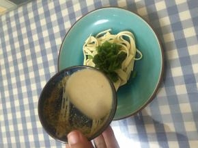 将拌好的麻酱汁浇在上面