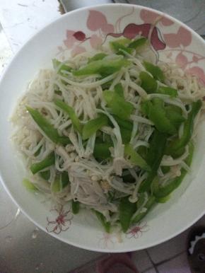 把戳好的金针菇和青椒放入盘子中