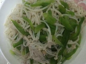 把戳好的金针菇和青椒放入盘子中