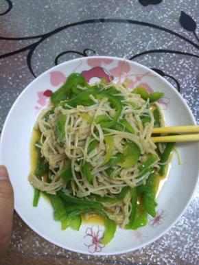 加入适量的盐，醋，味达美等调料，搅拌均匀即可