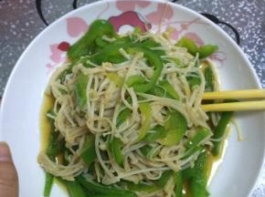 加入适量的盐，醋，味达美等调料，搅拌均匀即可