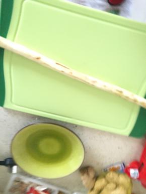 准备铁棍山药一根，去皮，切段