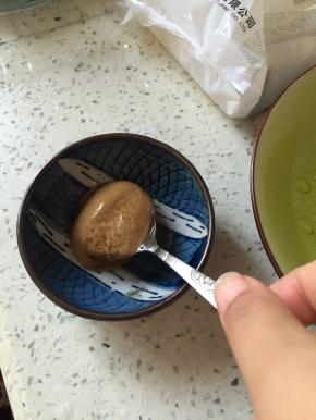 用麻酱加盐调制蘸酱，用凉开水化开麻酱