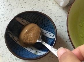 用麻酱加盐调制蘸酱，用凉开水化开麻酱