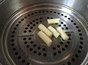 准备蒸锅，将铁棍山药放在笼屉上蒸