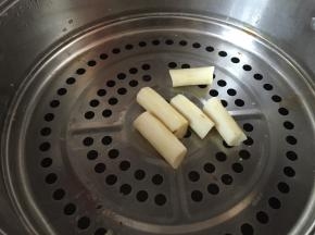 准备蒸锅，将铁棍山药放在笼屉上蒸