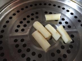 大约 5-8分钟后，山药蒸熟，将山药拿出