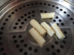 大约 5-8分钟后，山药蒸熟，将山药拿出