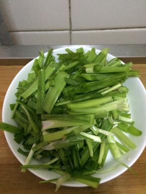 韭菜清洗干净，切成小段状。