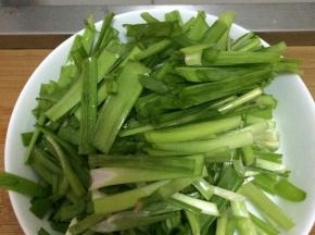 韭菜清洗干净，切成小段状。