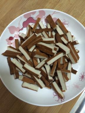 豆腐干切成条状。