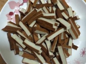 豆腐干切成条状。