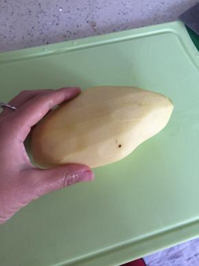 准备土豆一个，去皮，切块