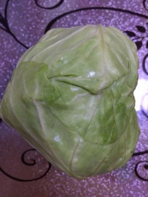 把卷心菜清洗干净，准备好。