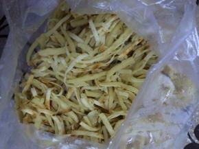 把买好的饼丝拿出来准备好。