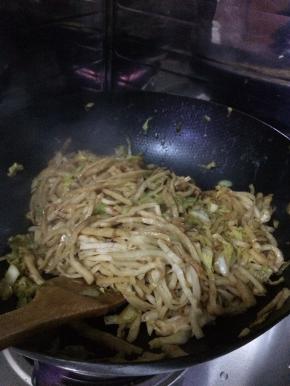 炒两分钟左右，把炒饼放入锅中，小火翻炒。