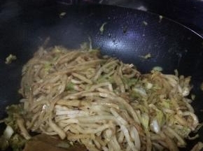 炒两分钟左右，把炒饼放入锅中，小火翻炒。