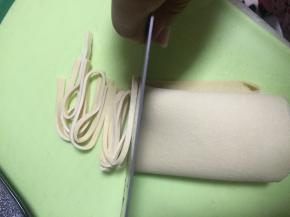 把豆腐皮洗干净，切成细丝