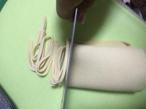 把豆腐皮洗干净，切成细丝