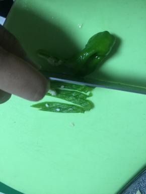 将青椒洗干净，切丝