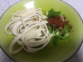 在青椒丝上放上辣椒粉