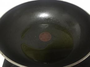 在锅里加入少量橄榄油，烧热