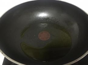 在锅里加入少量橄榄油，烧热