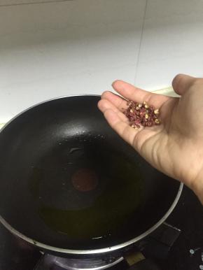 锅里加入3勺花椒粒，炸干 2-3分钟