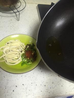 把花椒炸油热淋在青椒和辣椒粉上