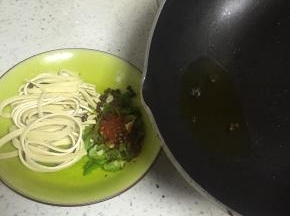 把花椒炸油热淋在青椒和辣椒粉上