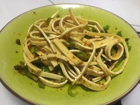 加入少量盐、鲜酱油、醋拌匀即可食用