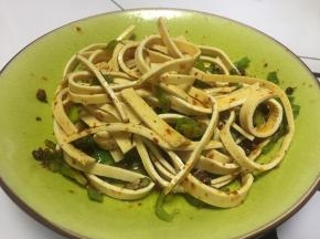 加入少量盐、鲜酱油、醋拌匀即可食用