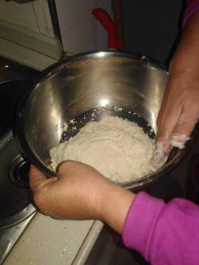 准备好面粉，加入适量的水，和成块状，无需发酵。