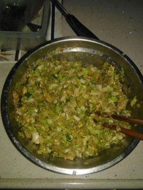 把西葫切成碎状，把鸡蛋放进去，加入调料，搅拌均匀