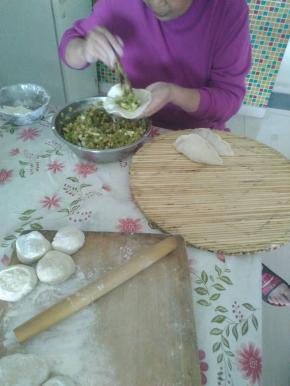 把和好的面，切成小块状，擀成片。