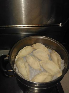 锅内加入适量的水烧开，把包好的包子放入锅内。