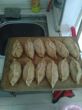 把蒸好的包子取出来